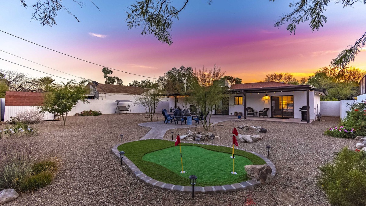 Broadmoor-Broadway House | Private Tucson retreat/Close to UofA,downtown,golf,parks/Large yard/Pet friendly
