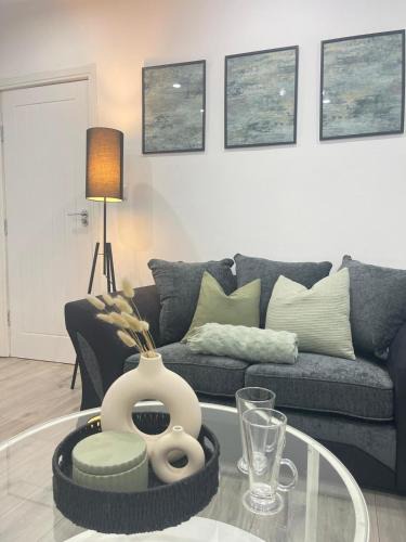 Leicester Apartment | Private two bedroom deluxe apartment Leicester with large garden and free parking