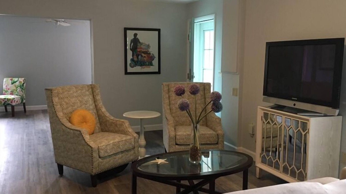 South Gate Ridge Apartment | Private Updated Mother In Law Apartment with Fenced Yard 4 miles from Siesta Key