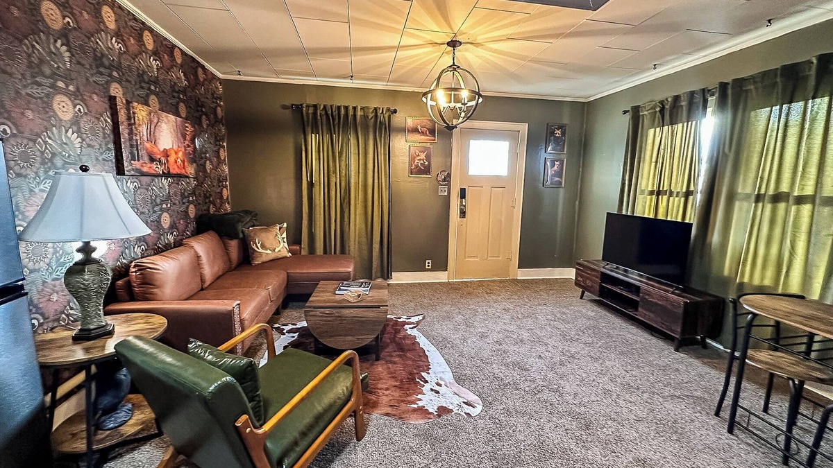 Russell Apartment | PRIVATE UPPER LEVEL CONDO-1BED/1BATH/BALCONY/GRILL/FIREPIT/LAUNDRY-SLEEPS UP TO 4PP-RUSSELL KS