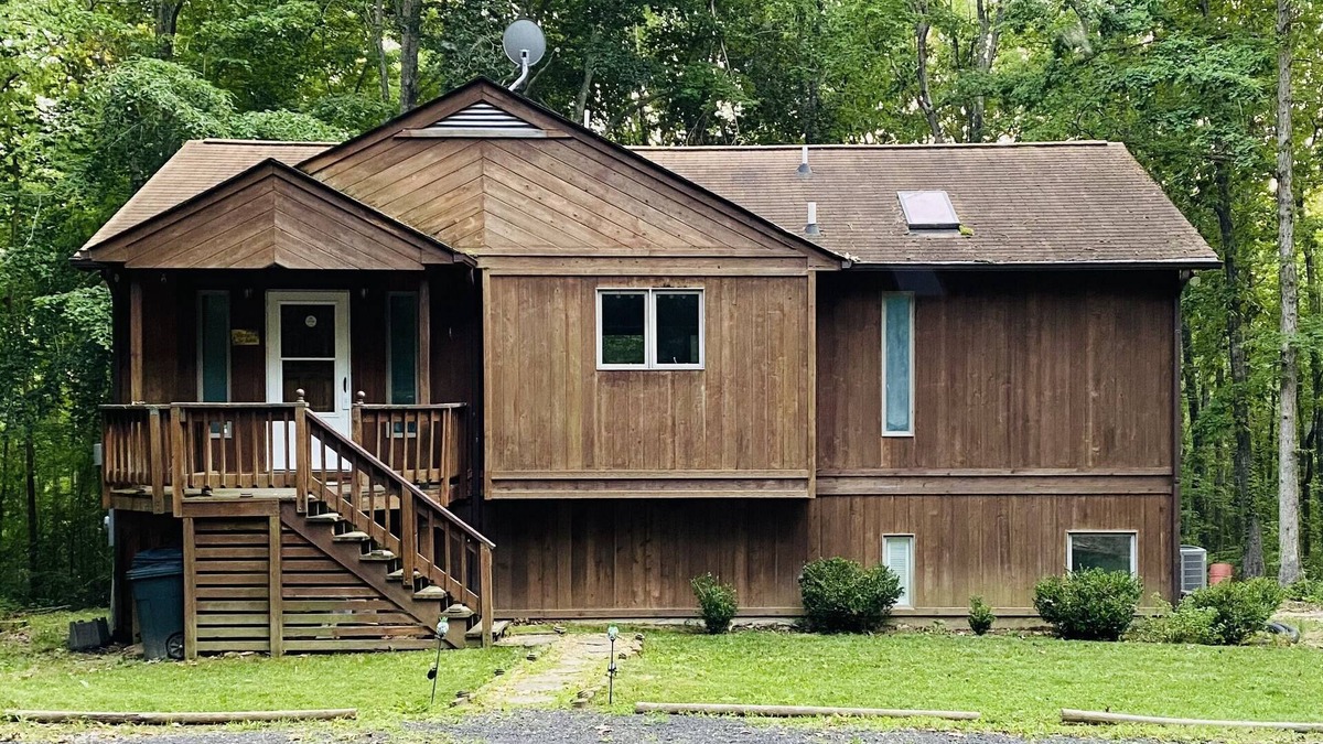 Livingston Cabin | Private cabin with high speed WiFi, firepit, and waterfront at Lake Anna!