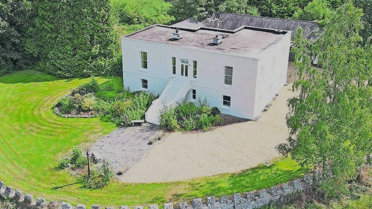 Chapel Hill House | Private views of river Shannon, newly furnished, walking distance into village
