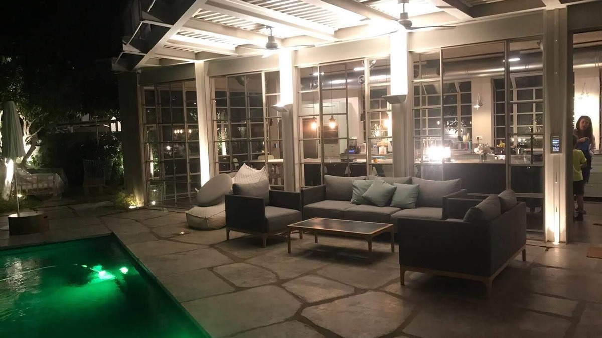 Ramat Hasharon House | private villa house . nice garden , pool in the city , quite/