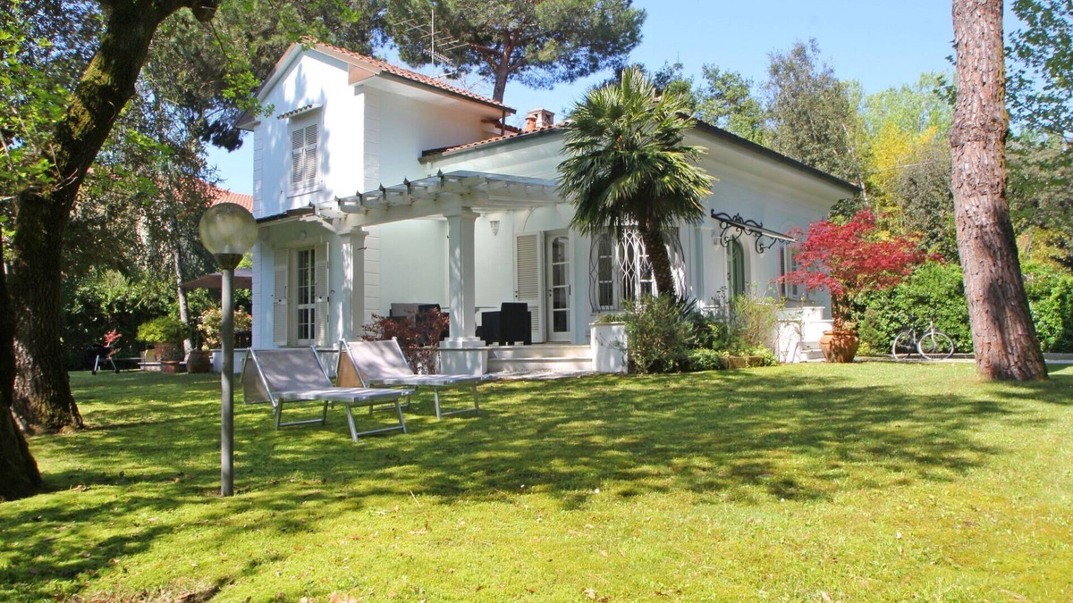 Poveromo Villa | Private Villa for 8 Persons with garden and beach resort