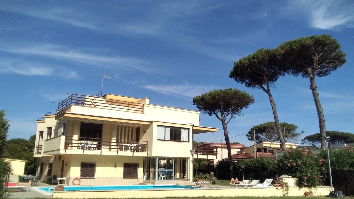 Castel Volturno Villa | Private villa-pool; 30 minutes from Naples garden 2000 sq. m.;14 beds;