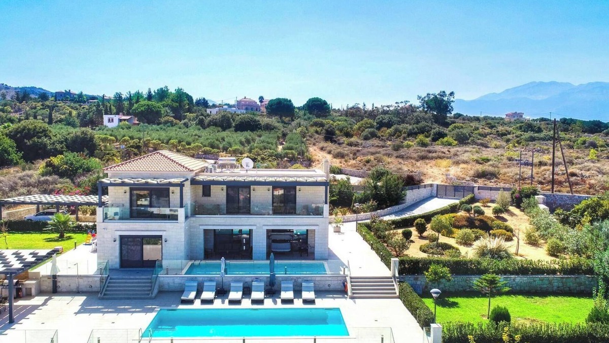 Plaka Villa | Private Villa with Eco Pool, Pickleball & Sea Views