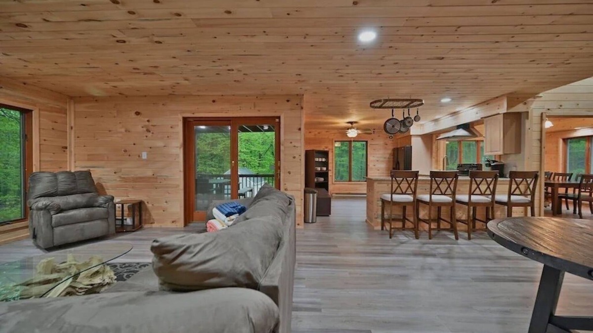 Tunkhannock Township Cabin | PRIVATE W/ HOTTUB/FIRE PIT/SHUFFLE BOARD/AIR HOCKEY/BAR-10 MIN to SKI/ Sleeps 18