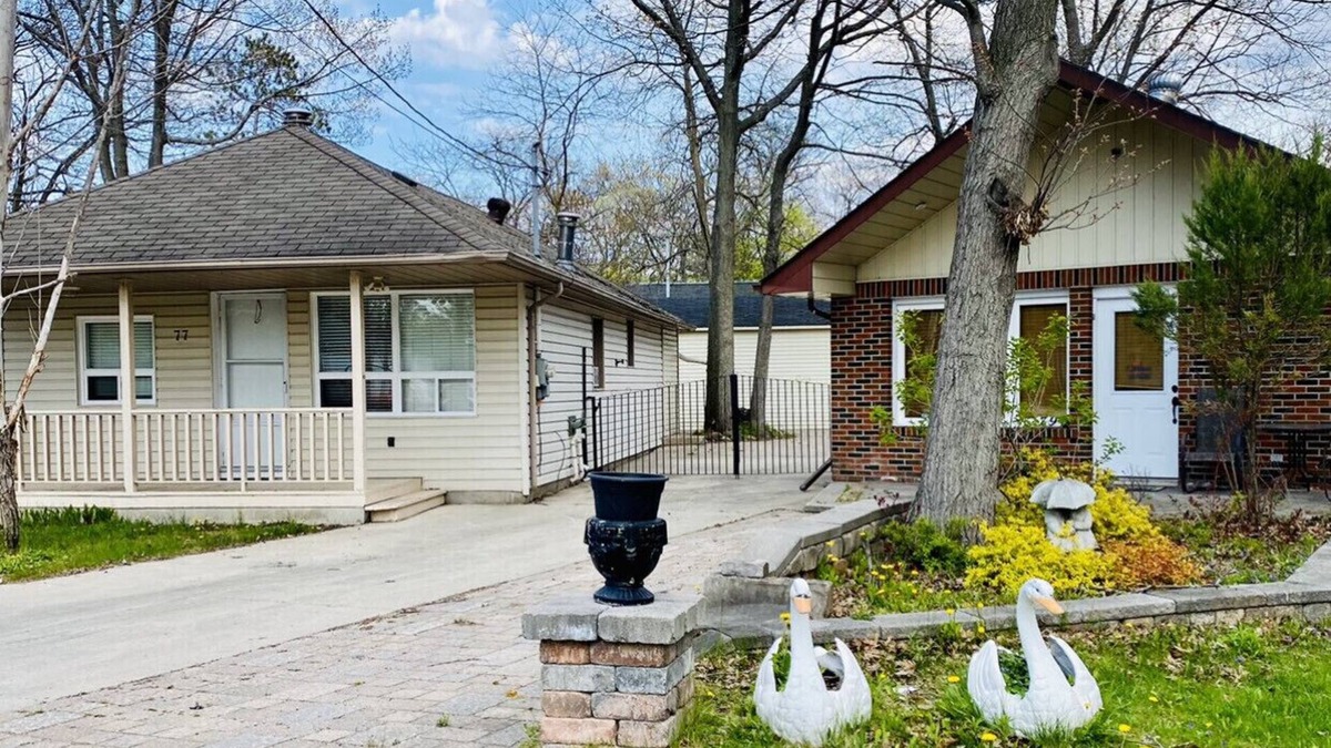 Wasaga Beach House | Private Wasaga Retreat Just 1.5min Walk To Beach!