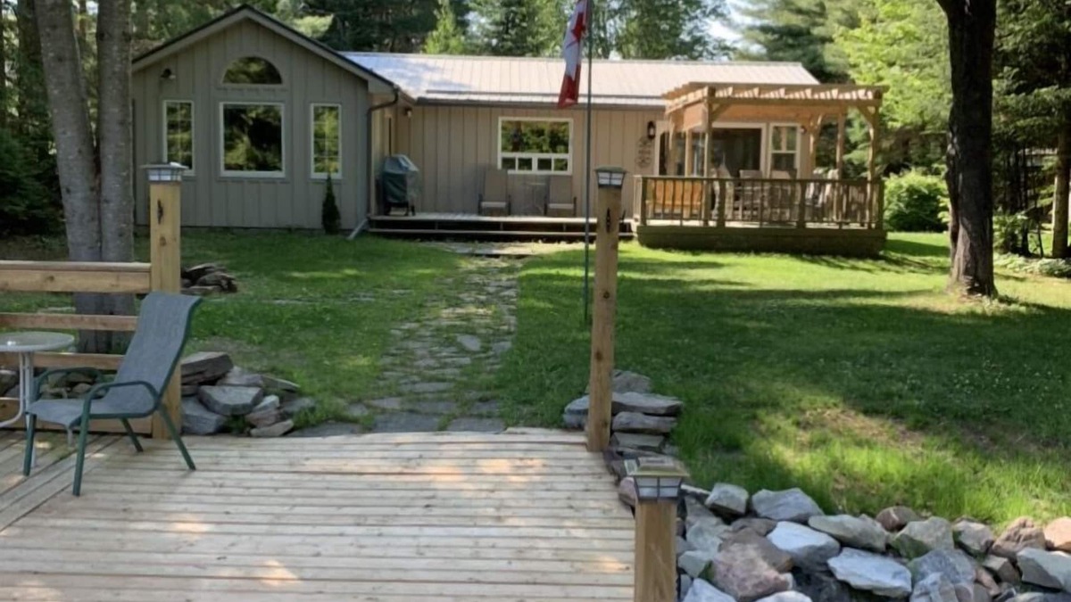 Norland Cottage | Private Waterfront Cottage, Rivermist Retreat