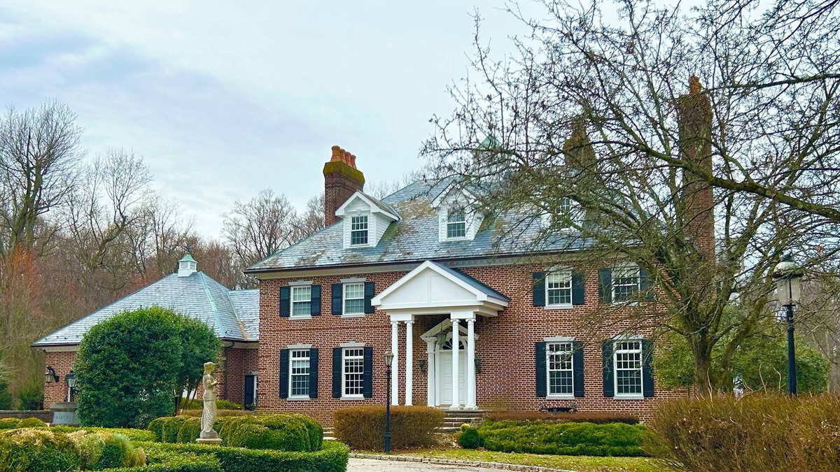 Earlville House | Private Waterfront Estate with Pool, Private Beach and Dock