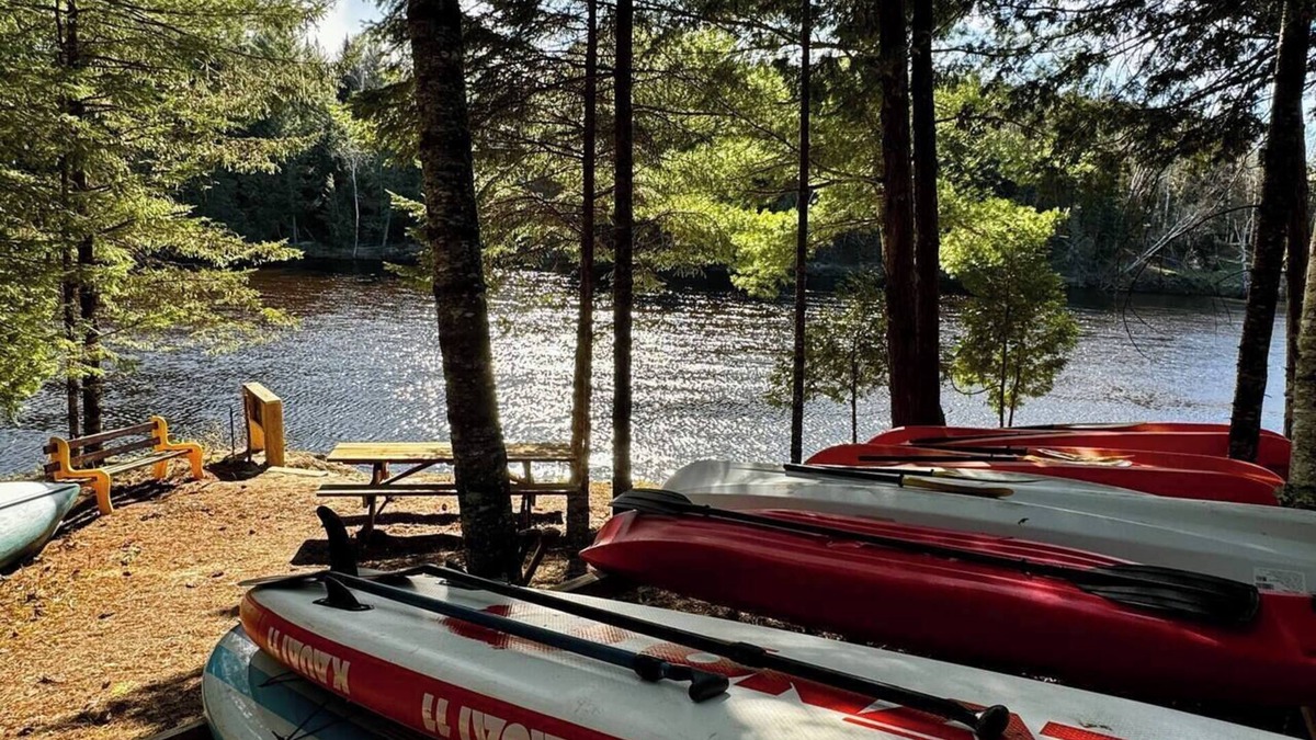 Labelle Ski Chalet | Private waterfront Mokki on the famous red River