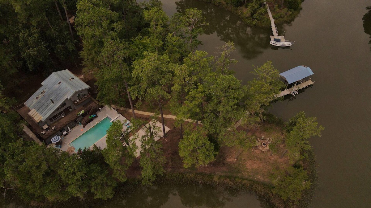 Ware House | Private Waterfront Retreat