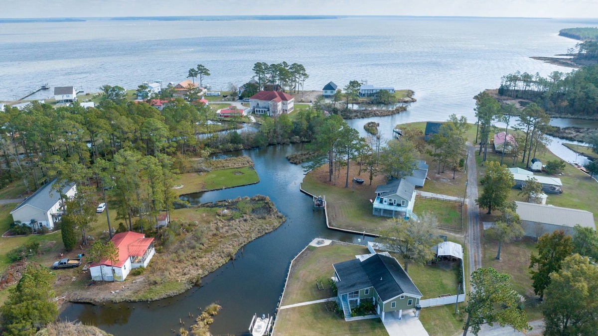 Belhaven House | Private Waterfront Retreat with Breathtaking Views. Pet-friendly!