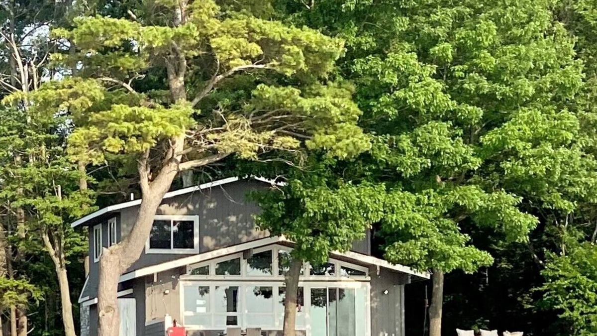 Port Austin Cottage | Private Waterfront Cottage w/your own Beach & Amazing Sunsets, 3 bdrm sleeps 8