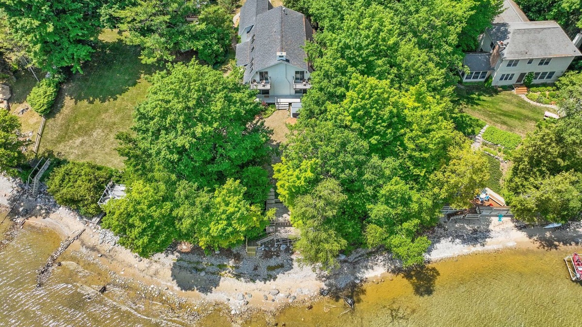 Suttons Bay House | Private Waterfront on West Bay with Hot Tub!