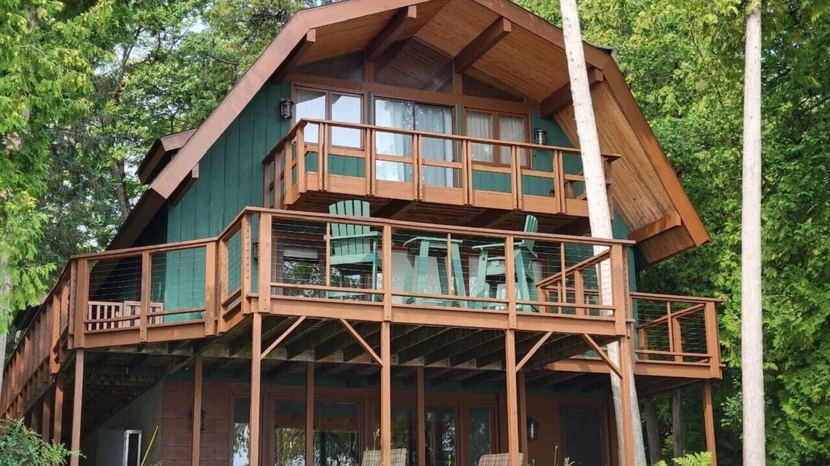 Suttons Bay House | Private West Traverse Bay Waterfront - Sleeps 8