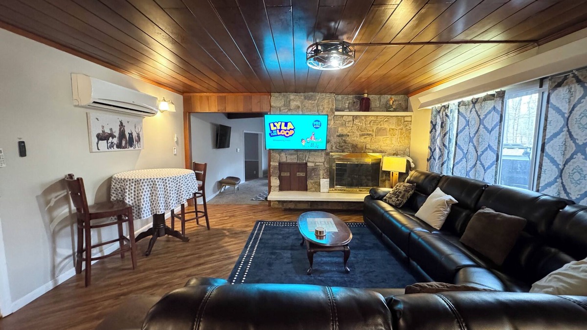 Lake Harmony Estates House | Private Wooded 1 Acre, Hot Tub, Pool Table, Game Room, Near Slopes