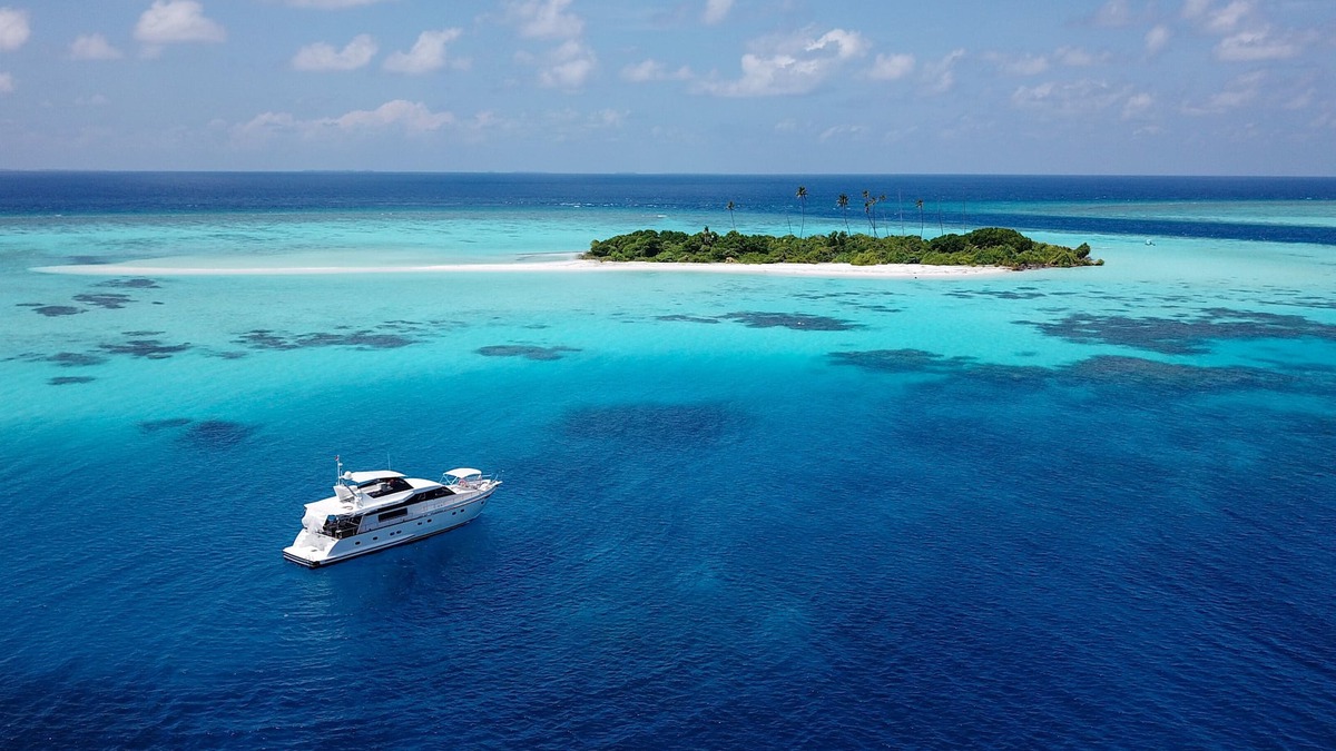 Hulhumale Boat Rental | Private yacht