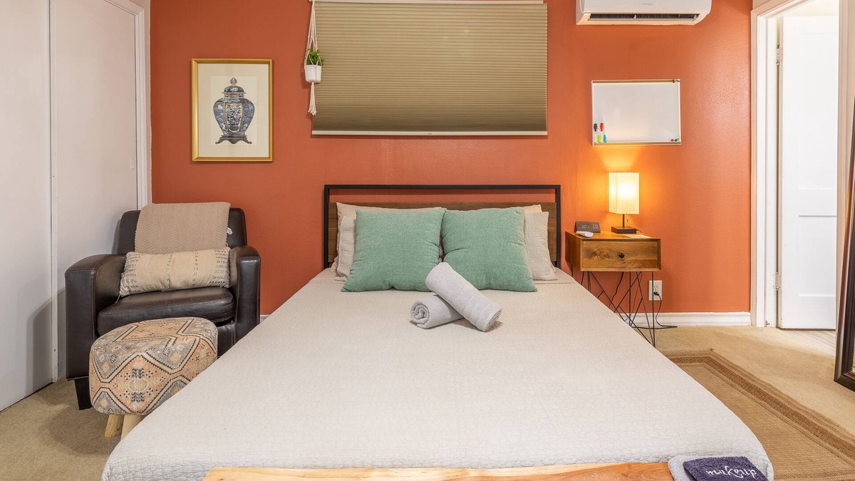 Midland House | Private Yard and entrance - BBQ - Walk to DT - Desk