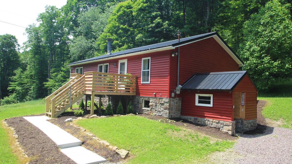 Jefferson Township Cottage | Private Year Round Getaway--Close to Ski Resorts, Fallingwater--with Hot Tub!