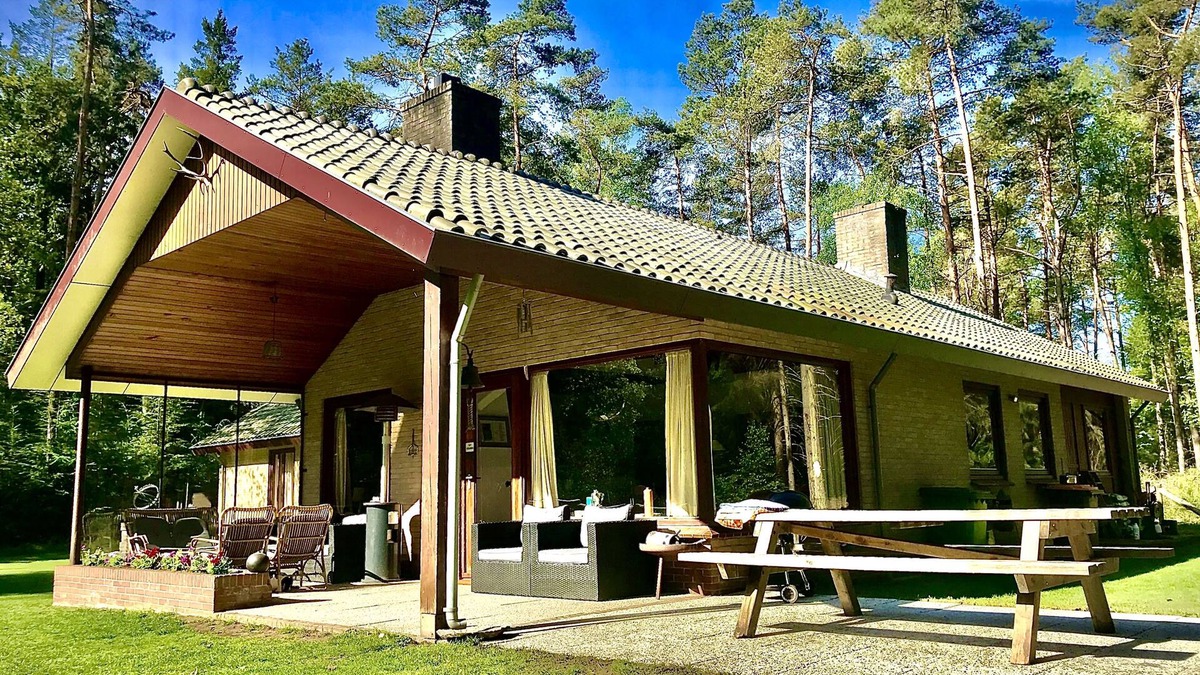 Municipality of Epe House | Privately situated bungalow with tennis court in the middle of the Veluwe forest