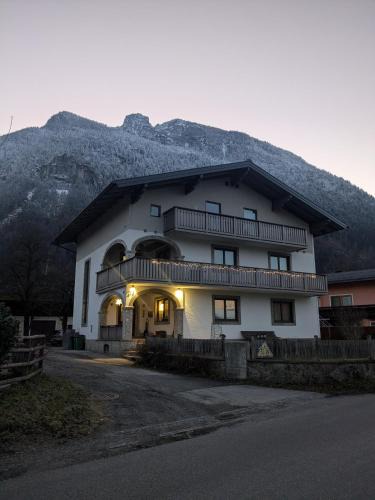 Golling an der Salzach Apartment | Privatzimmer und Küche mit Balkon und Ausblick