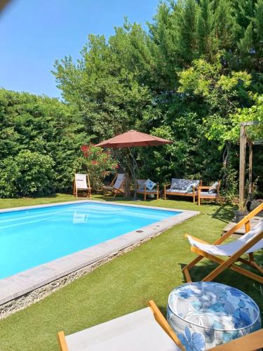 Cepie House | Proche Carcassone chambre avec salle de bain et WC privée Piscine salon et kitchenette partagés avec voyageurs