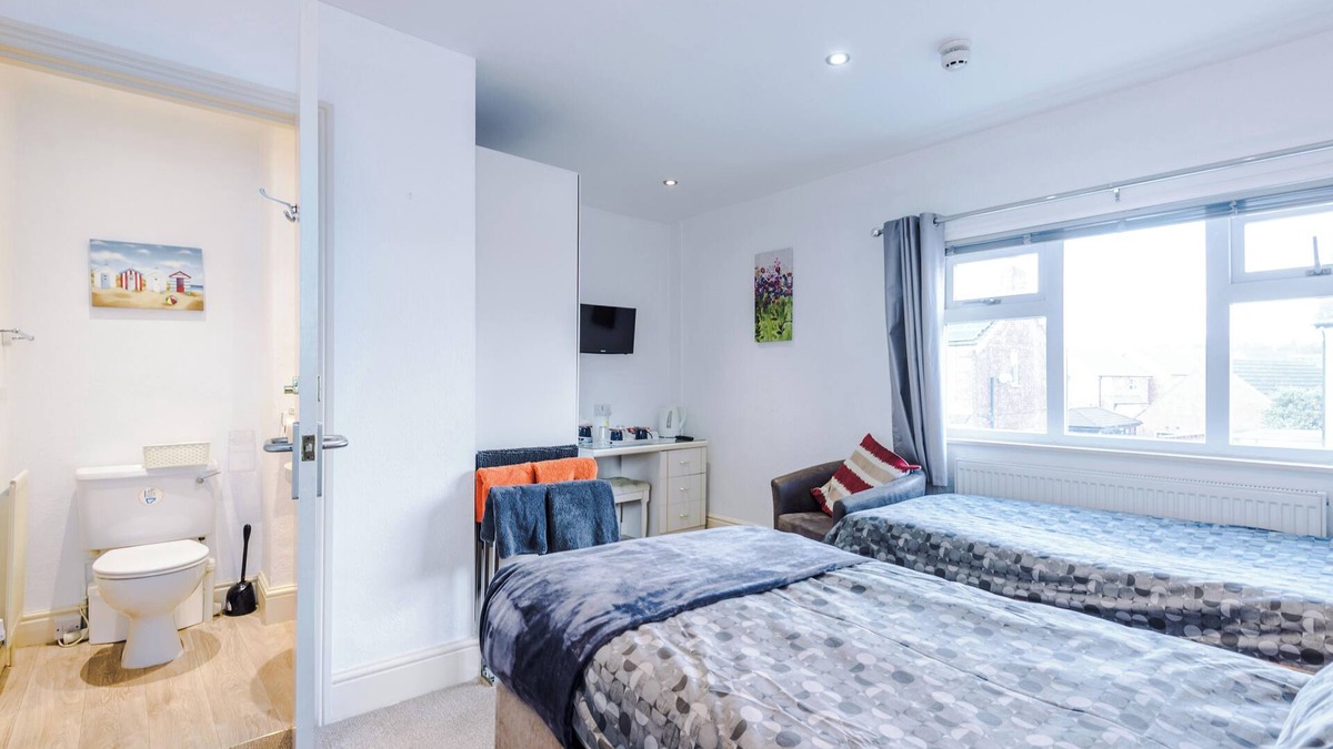 Barnetby House | Professional Long Stay Large House | Parking | WIFI | 50" TV | CCTV
