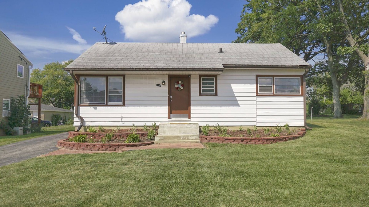 Lombard House | PROMO 10% MONTHLY DISCOUNT!nComfy Home w Access to Major Roads/Hwys, Huge Yard