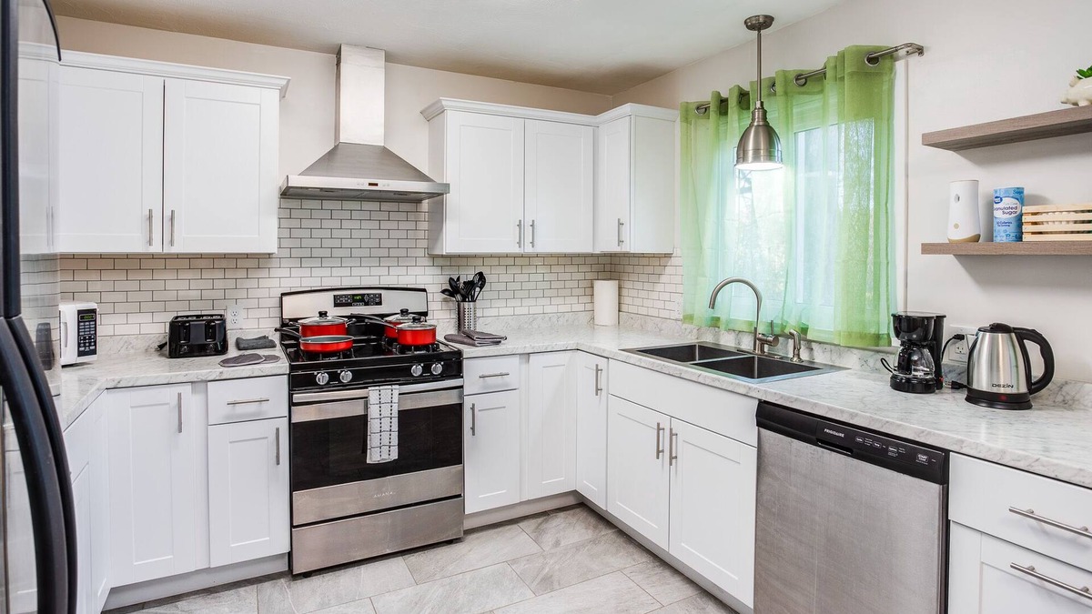 Penfield House | PROMO 5% WEEKLY/10% MONTHLY DISCOUNT Modern & Quiet Suburban Ranch.