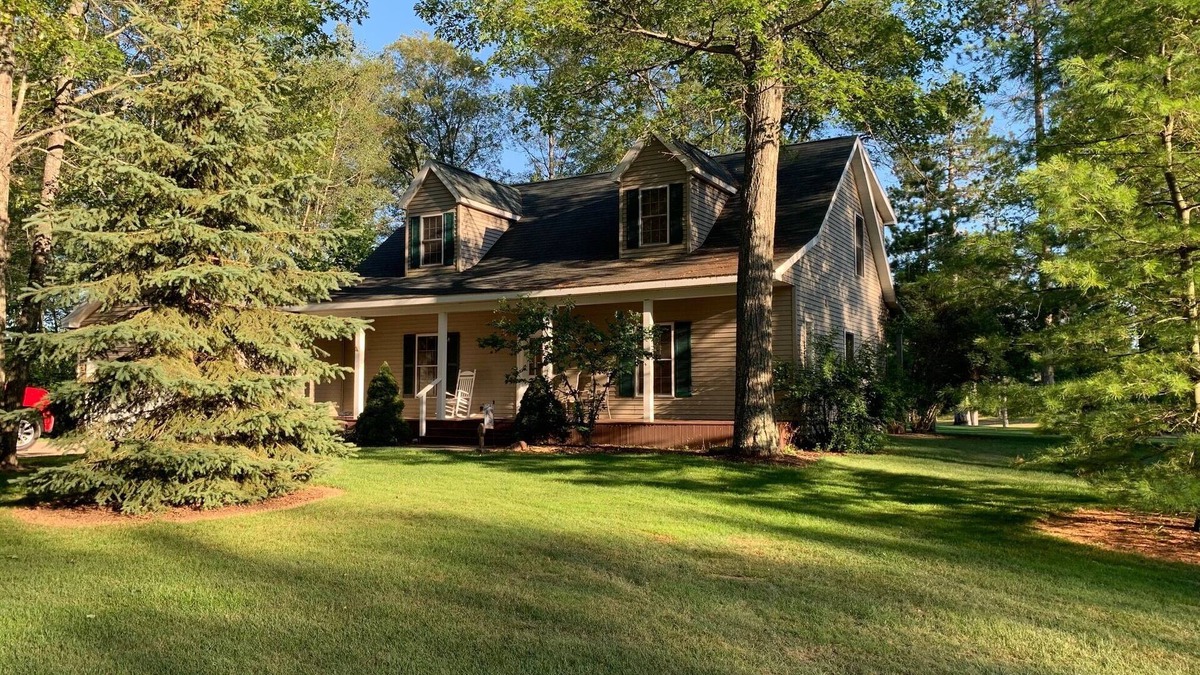 Spruce House | PROMO FOR WEEKLY STAY OF 5% Charming Maple Lane Lodge By Beautiful Hubbard Lake!