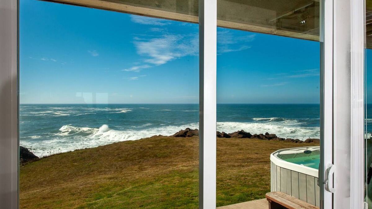 Depoe Bay Condo | Promo! Oceanfront Condo with Private Hot Tub, Indoor Pool, Wifi and HDTV!