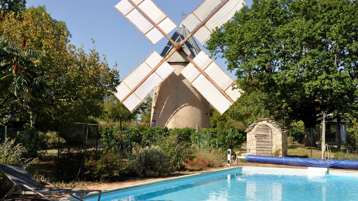 Saint-Chels House | Property 2 stone towers large shady enclosed garden with large swimming pool