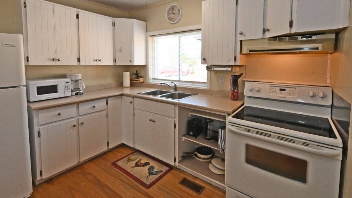 Callander House | Property located close to the beach, park, grocery store and restaurants. n