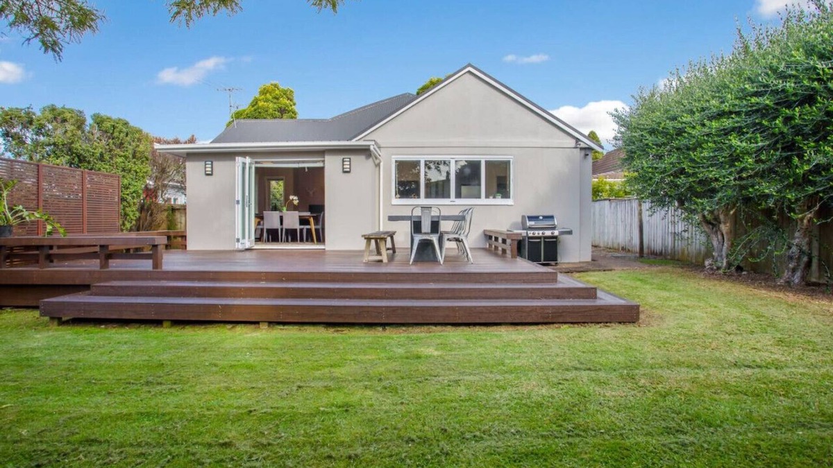 Point Chevalier House | Prosper Point Home with BBQ, Patio and Parking