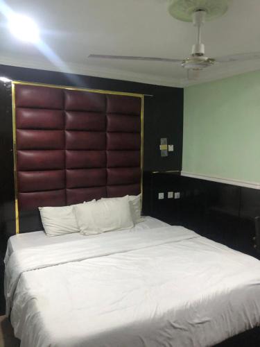 Ado Ekiti Hotel | Prosperous royal hotel and resort center