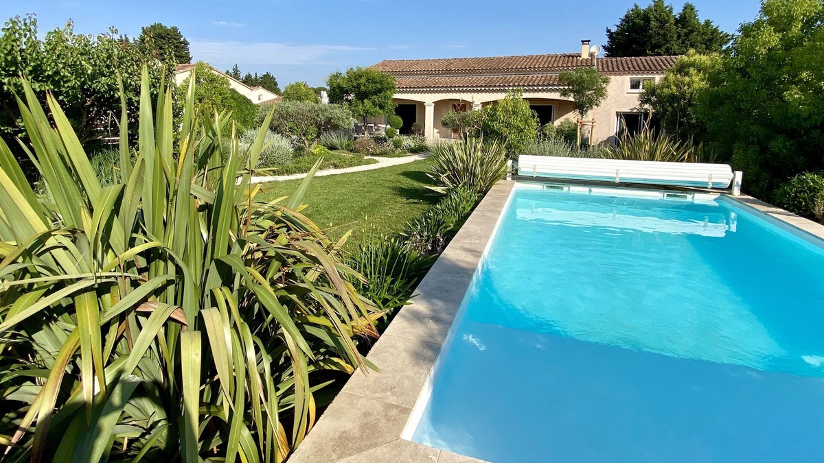 Saint-Saturnin-les-Avignon House | Provencal villa with landscaped garden, salt pool and petanque court