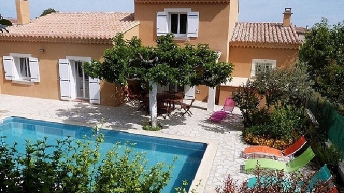 Saint-Didier Villa | Provençal House With Pool Vaucluse, with Good Services