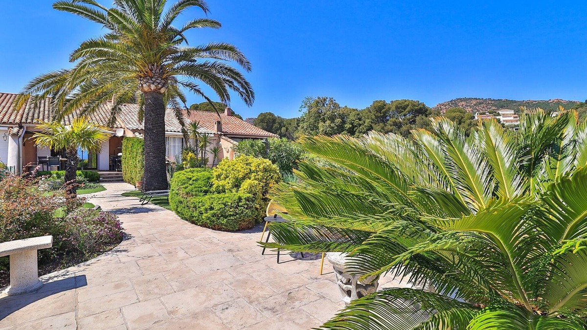 Saint-Raphael House | Provençal-style cottage for 3 persons, terrace, garden, sea view, BBQ grill