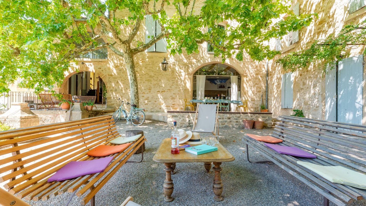 Serignan-du-Comtat Ski Chalet | Provencal house with courtyard and pond - Provence