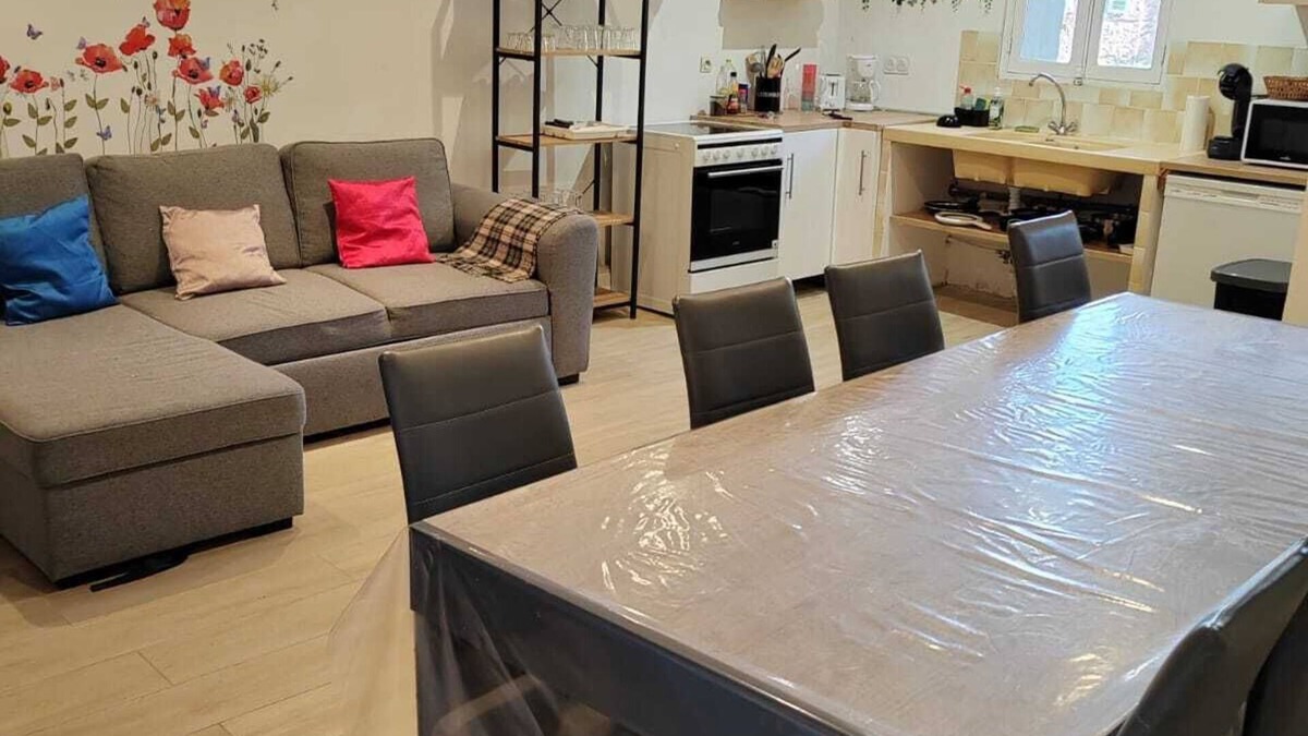 La Crau House | Provencal house for 14 sleeps with private garden. Perfect for family gatherings