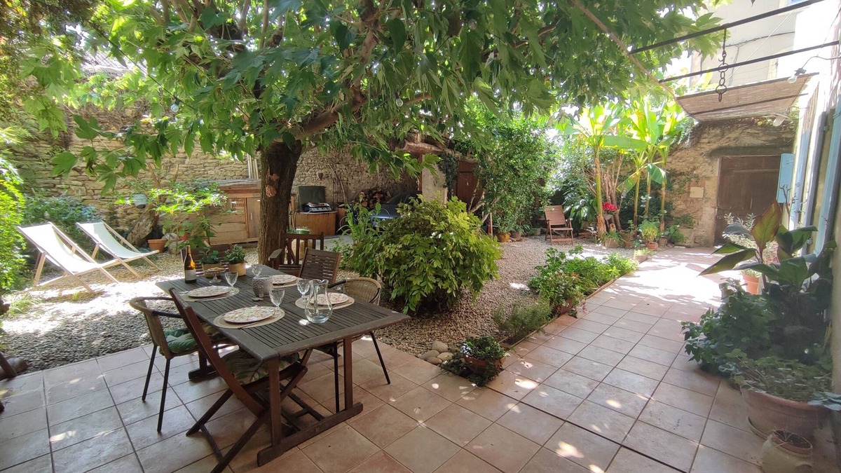 Caderousse House | Provencal house with beautiful exterior and parking
