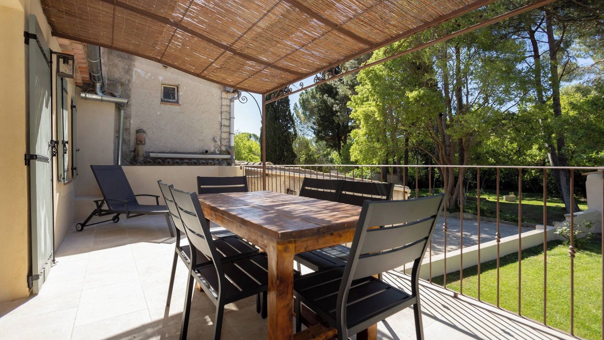 Eyguieres Apartment | Provencal Stay in the Heart of the Alpilles in Eyguières