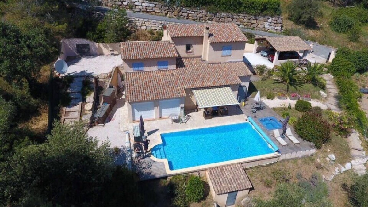 Bagnols-en-Foret Villa | Provençal villa with pool and a lovely view of the hills