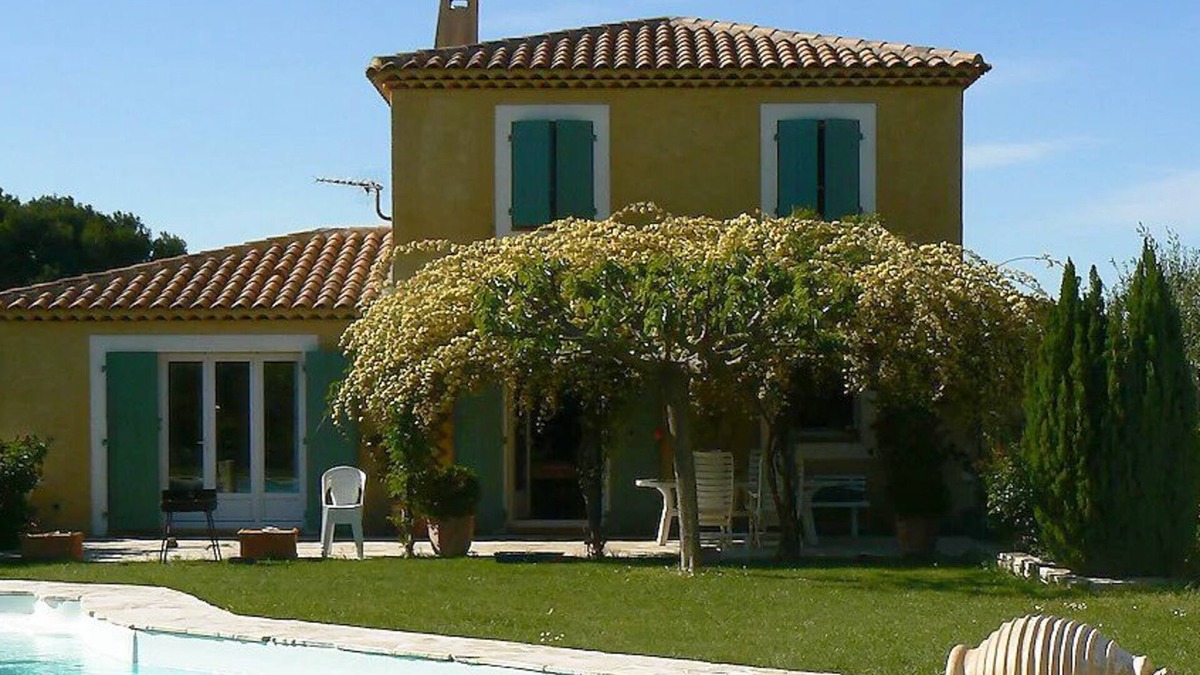 Saint-Cannat Villa | Provencal villa with swimming pool, garden and absolute comfort -Up to 10 people