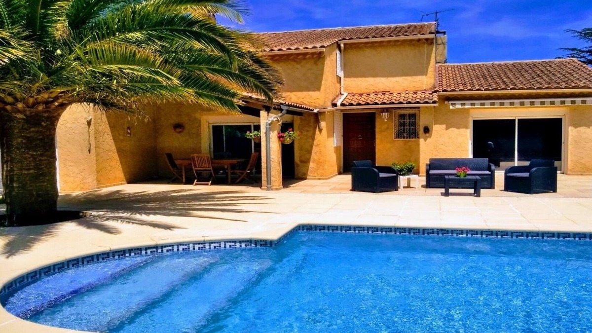 Orange House | PROVENCAL VILLA WITH SWIMMING POOL AND PRIVATE PARKING, 7000M2 GARDEN, FULLY FENCED.