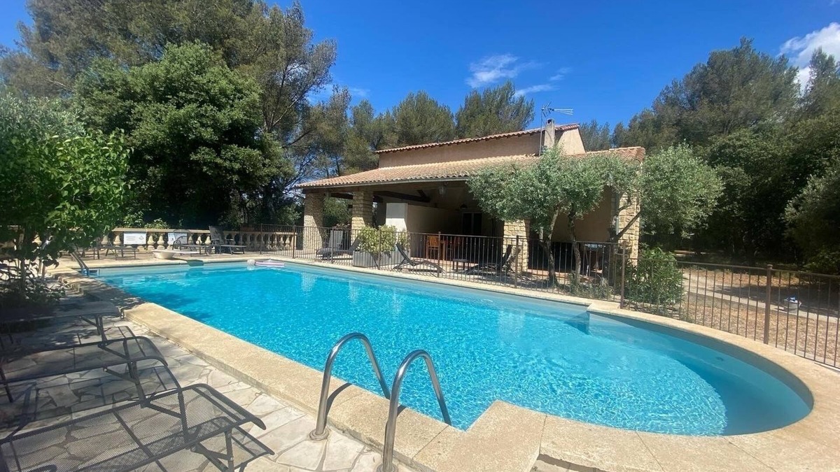 Grans House | PROVENCE RENTAL 5 PERS SWIMMING POOL TENNIS PÉTANQUE - Le Domaine d'Alèzen