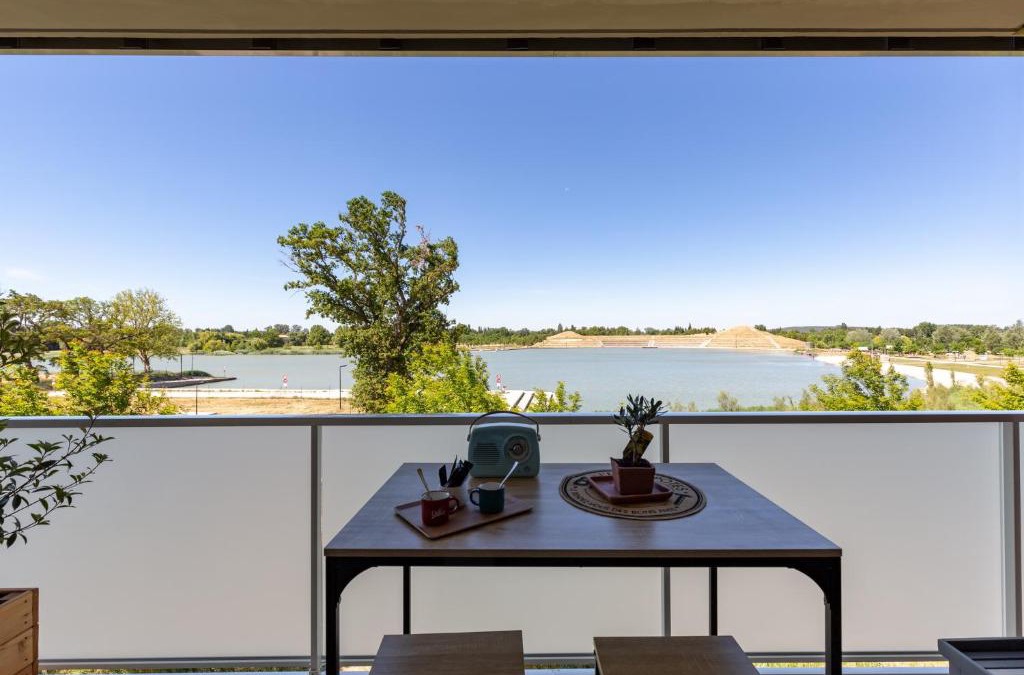 Monteux Apartment | Provence, Studio climatisé, vue lac Spirou 400 metres, Avignon 15 mn