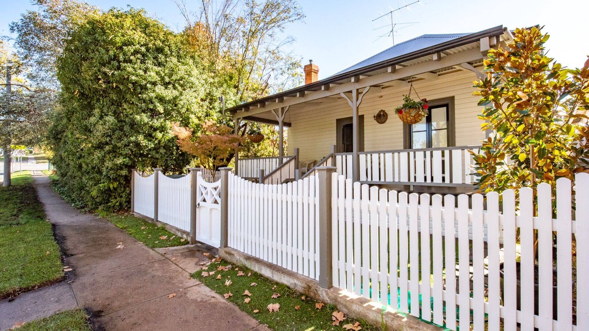 Narrandera House | Provincial luxury in your own private, family and pet-friendly home
