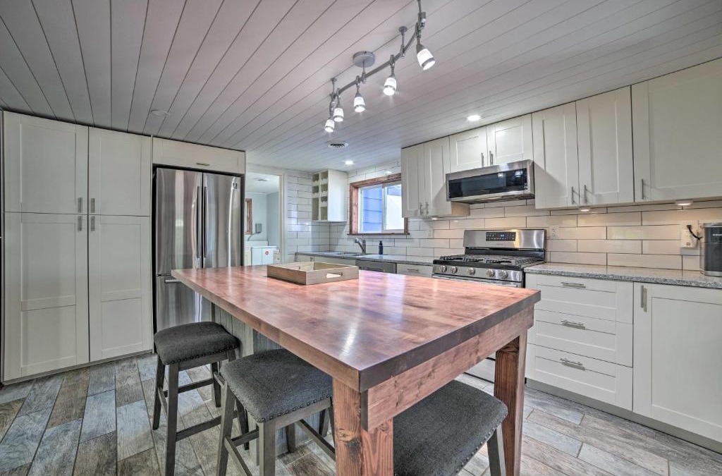 Prudenville House | Prudenville Retreat with Yard about 1 Mi to Lake!